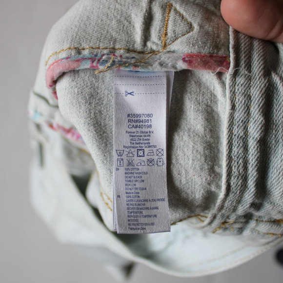 💙🤍Forever 21 Light Wash Distressed Jean Jacket/Coat - Picture 5 of 6